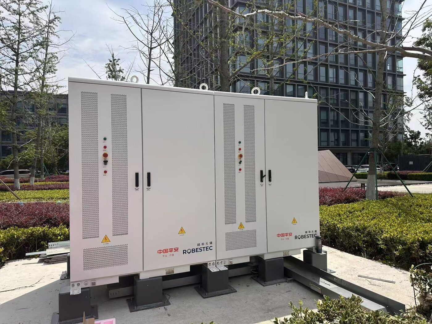 1 MWh battery storage cabinets